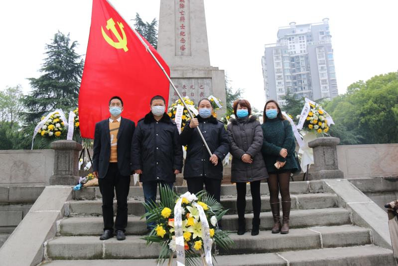 湘北汽運黨支部主題黨日活動，緬懷抗日英烈，祭掃墓地，敬獻花籃。