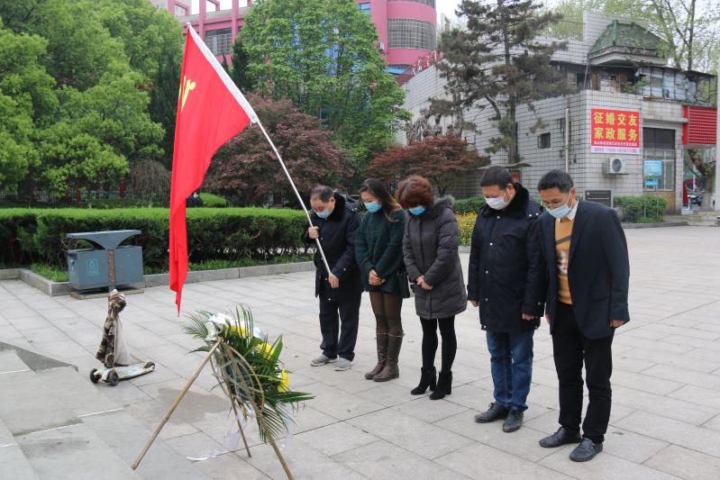 湘北汽運黨支部主題黨日活動，緬懷抗日英烈，祭掃墓地，敬獻花籃。